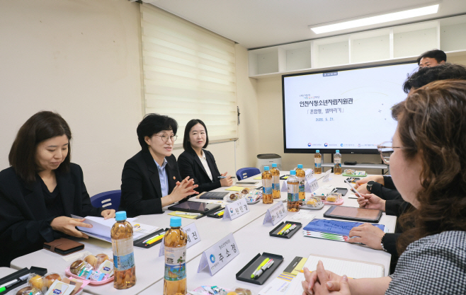 원민경 성평등가족부 장관이 21일(목) 오전 인천 별바라기 청소년자립지원관을 방문해 운영현황과 건의사항을 청취하고 있다. 01