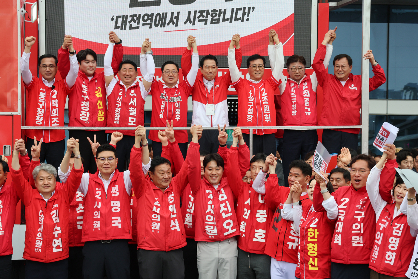지지 호소하는 장동혁 상임선대위원장과 이장우 대전시장 후보