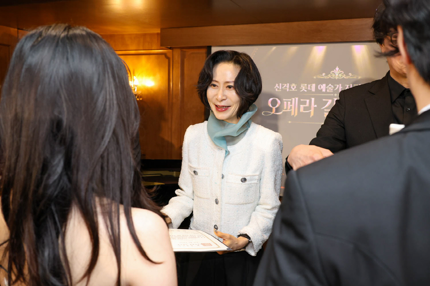 장학증서 수여중인 롯데장학재단 장혜선 이사장