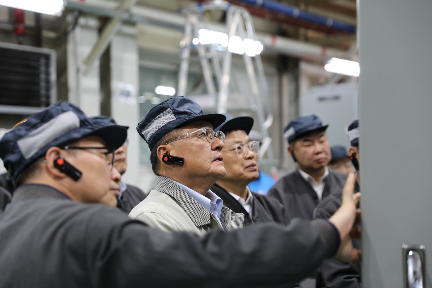 구자균 LS일렉트릭 회장이 청주사업장을 방문해 배전반 제품을 직접 살펴 보는 모습
