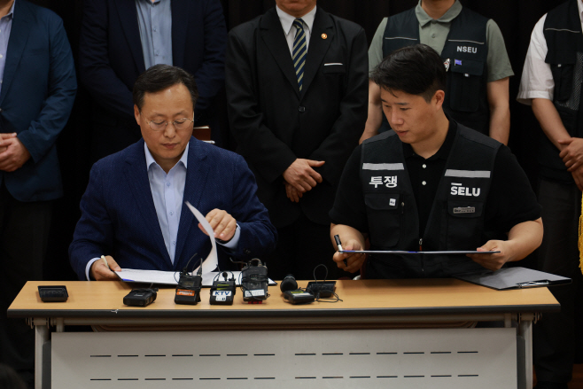 잠정 합의안 서명하는 삼성전자 노사<YONHAP NO-0123>
