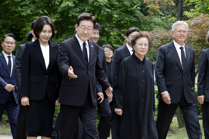노무현 전 대통령 추도식 입장하는 이재명 대통령, 권양숙 여사, 문재인 전 대통령