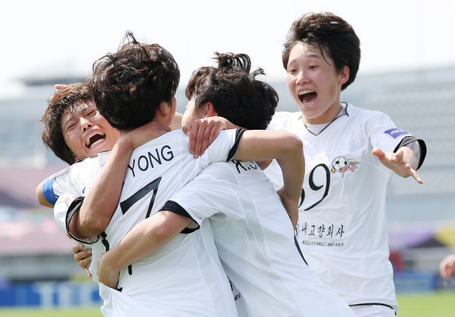 기뻐하는 내고향<YONHAP NO-6430>