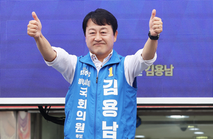 시민들에게 인사하는 김용남 후보