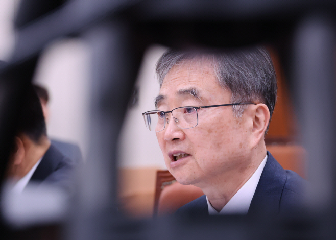현안 질의 답변하는 조현 외교부 장관<YONHAP NO-4265>