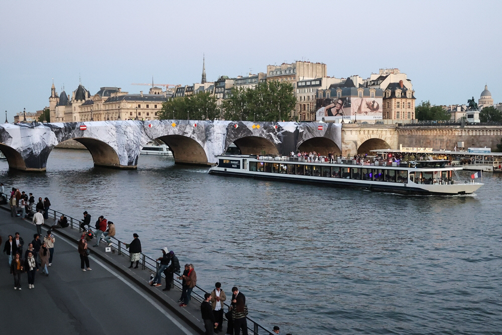 FRANCE ART JR <YONHAP NO-3569> (EPA)