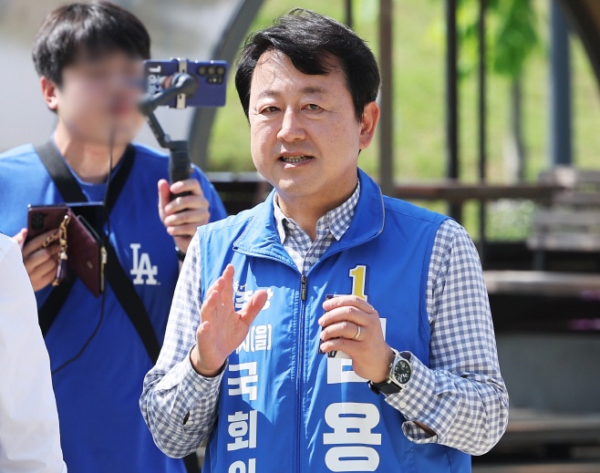 대화하는 김용남 후보<YONHAP NO-4962>