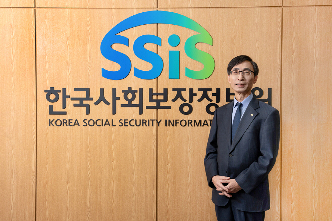 김현준 원장이 한국사회보장정보원 CIWall 앞에서 포즈를 취하고 있다
