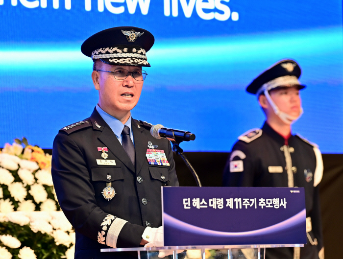 손석락 공군참모총장, 딘 헤스 대령 추모식 주관<YONHAP NO-5989>
