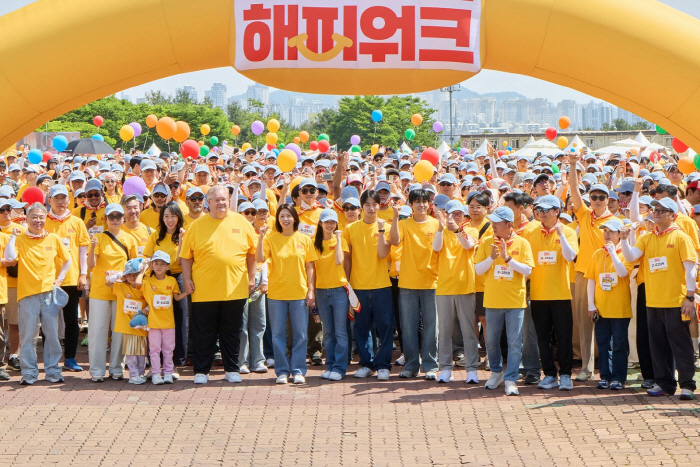 [보도사진4] 김기원 대표이사와 한국맥도날드 임직원들, 협력사 및 RMHC Korea 관계자, 배우 손호준이 함께 ‘2026 맥도날드 해피워크’ 메인 걷기 코스에 참여하고 있다