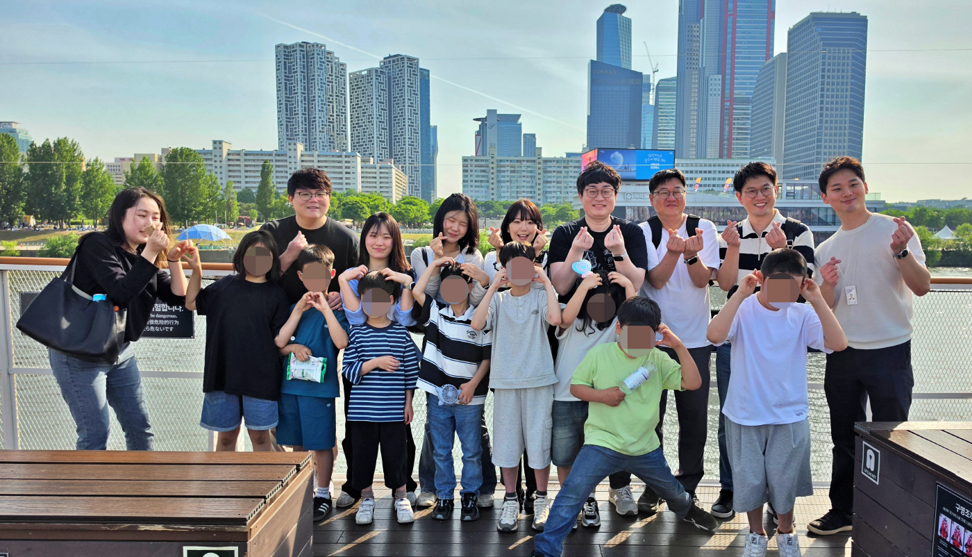 [사진] 고려아연과 계열사 임직원들이 가정의달을 맞아 동명아동복지센터 초등부 아동들의 한강 나들이 활동을 지원하는 봉사활동에 참여했다.(사진=고려아연)