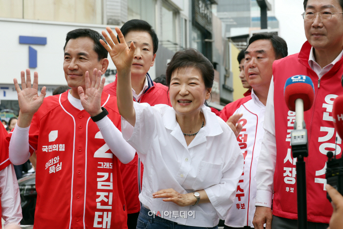 [포토] '선거의 여왕' 박근혜 전 대통령...강원도 원주 방문