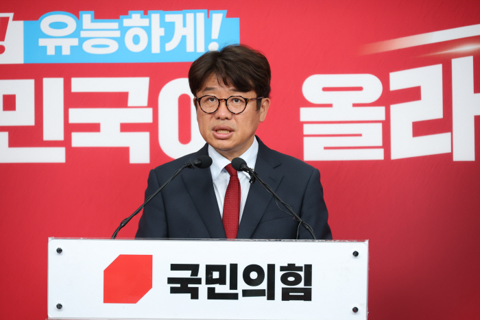 평택을 보수 단일화 관련 회견하는 유의동 후보<YONHAP NO-5448>