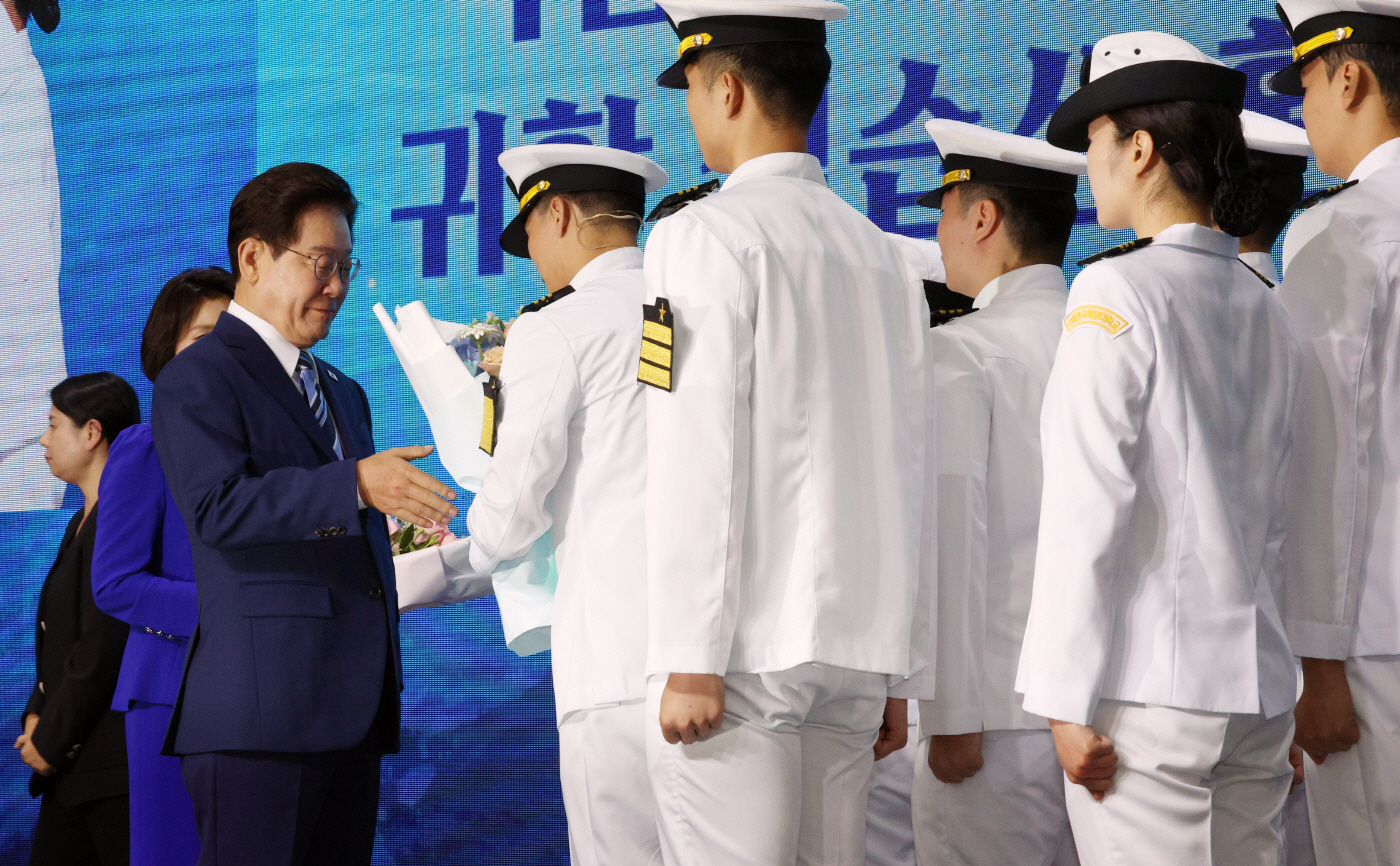 이재명 대통령, 해양대 실습생 귀항 축하