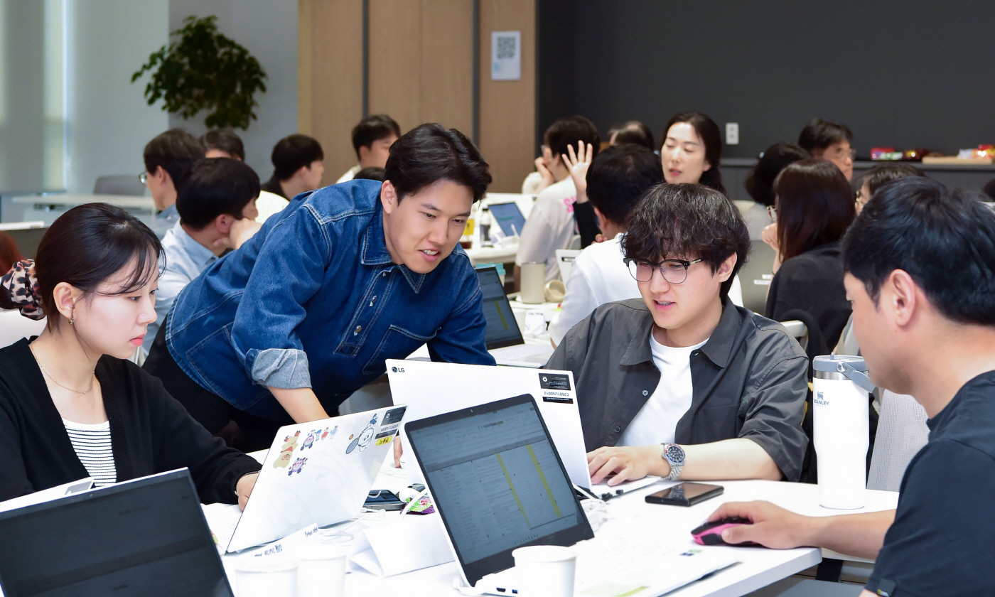[참고사진] ① LG화학 임직원들이 AI 활용 교육에 참여해 개인 맞춤형 AI 에이전트를 개발하고 있다