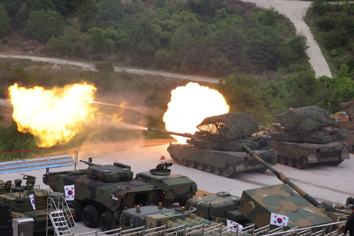 불꽃 내뿜는 K2 전차<YONHAP NO-5526>
