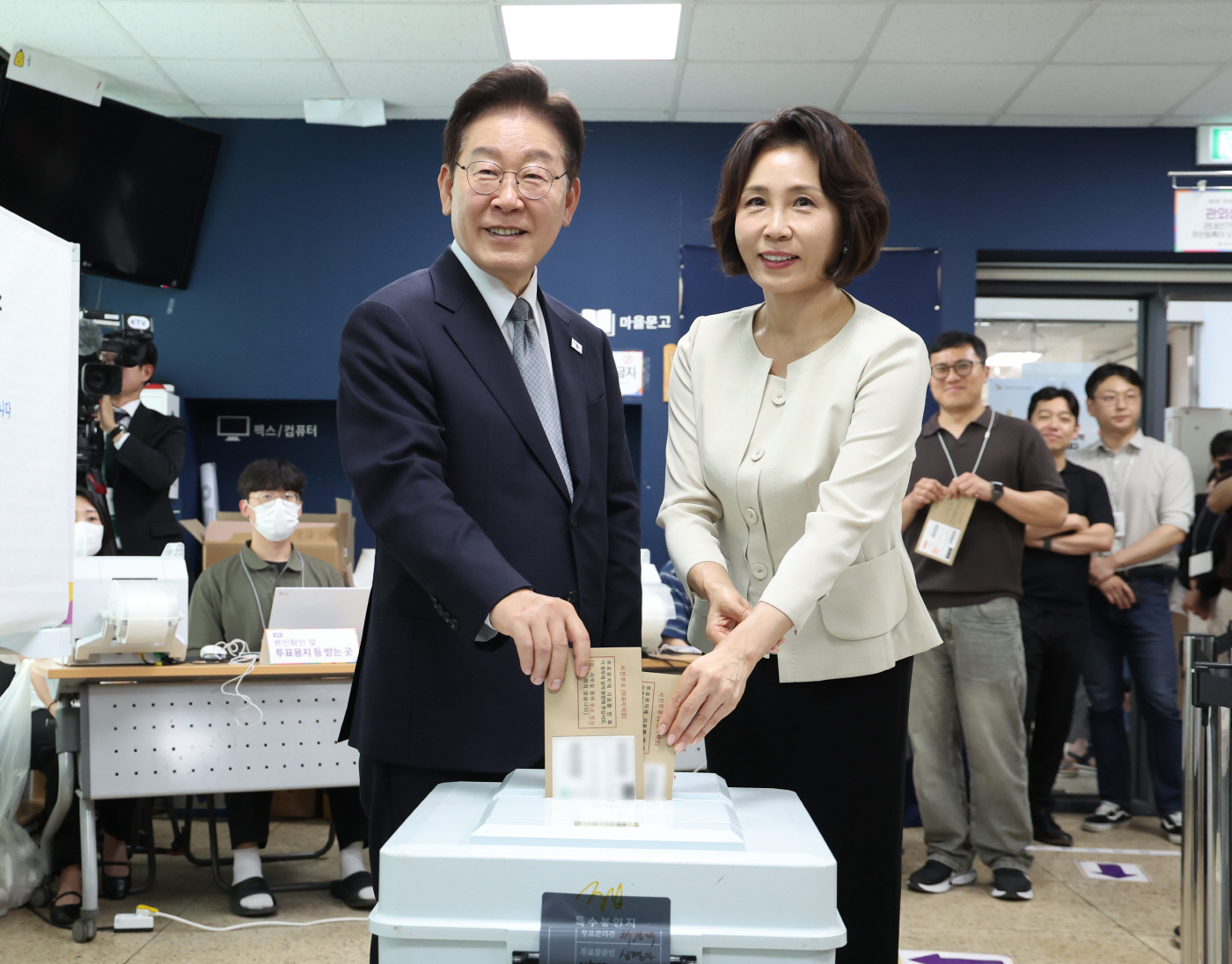 이재명 대통령 부부 사전투표<YONHAP NO-4534>