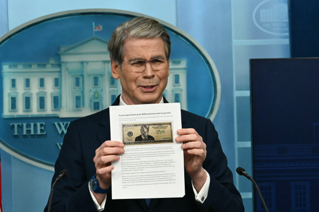 TOPSHOT-US-POLITICS-BRIEFING-BESSENT