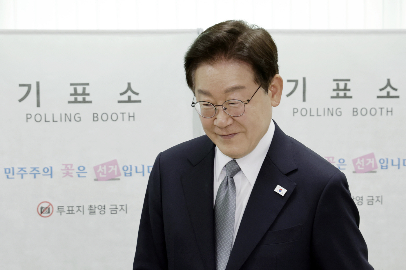기표소 나서는 이재명 대통령<YONHAP NO-4679>