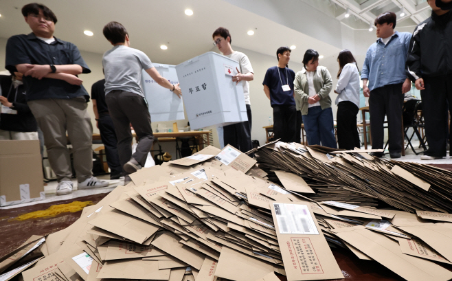 사전투표 종료, 관외 투표지 분류하는 관계자들<YONHAP NO-4500>