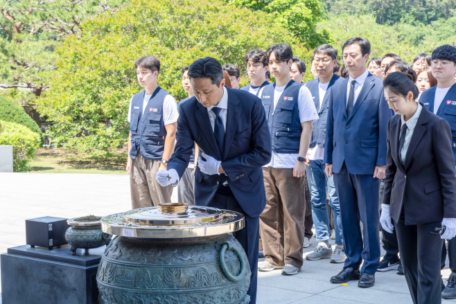 [사진1] HD현대 정기선 회장이 29일(금) 임직원들과 함께 국립서울현충원 현충탑을 찾아 분향을 하며 순국선열과 호국영령을 기리고 있다.
