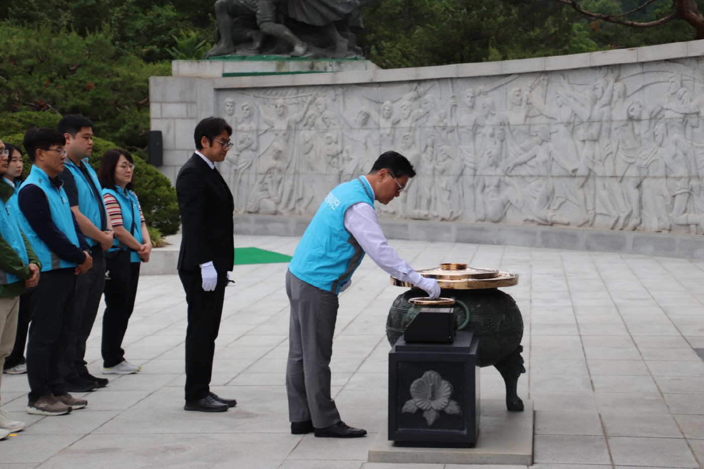 GS글로벌 김성원 대표가 현충원에서 분향하고 있다