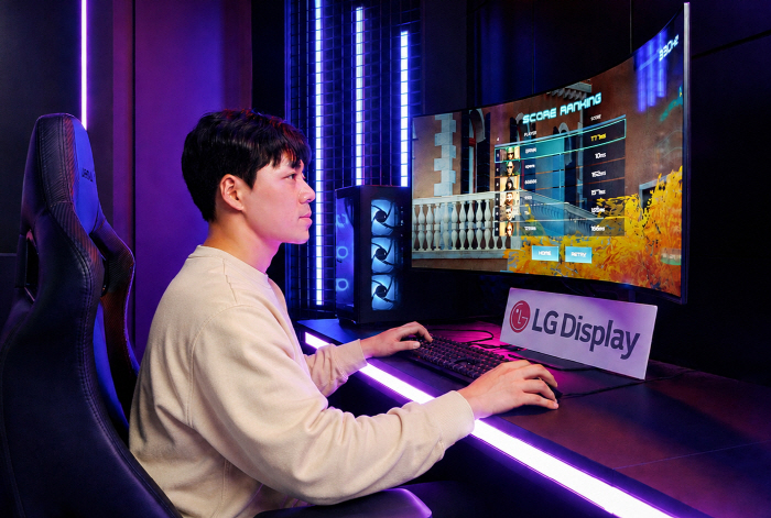 [사진]LG디스플레이 모델이 게이밍 OLED를 체험하고 있다