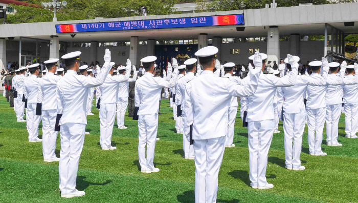 제140기 해군·해병대 사관후보생 임관삭<YONHAP NO-6568>