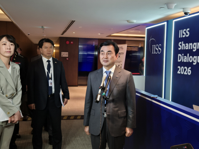 인터뷰하는 안규백 국방부 장관<YONHAP NO-5375>