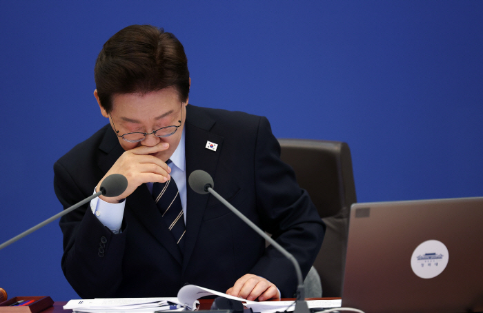 자료보는 이재명 대통령