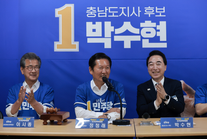 박수현 후보 발언에 답하는 정청래 위원장<YONHAP NO-2898>