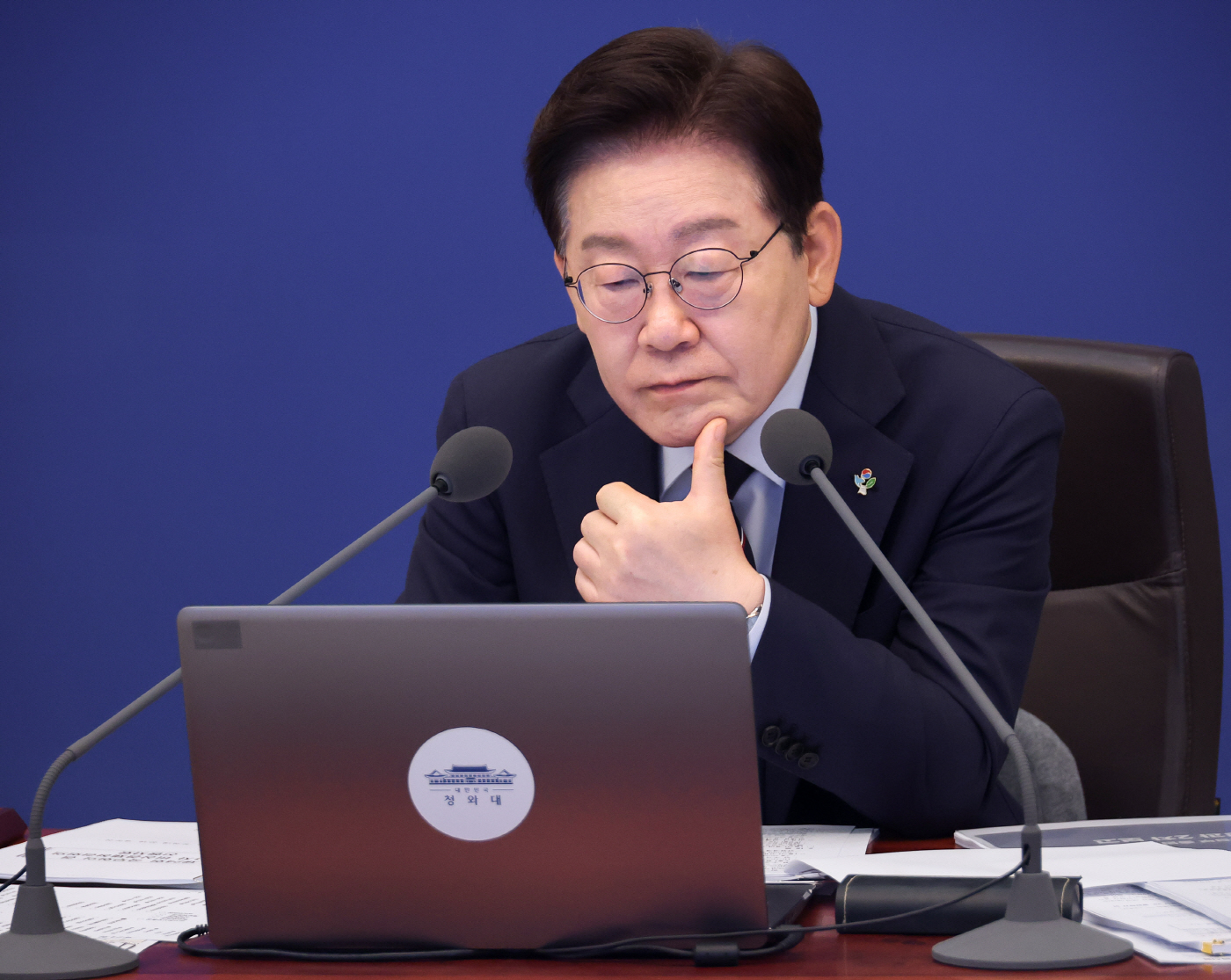 자료 보는 이재명 대통령<YONHAP NO-2846>