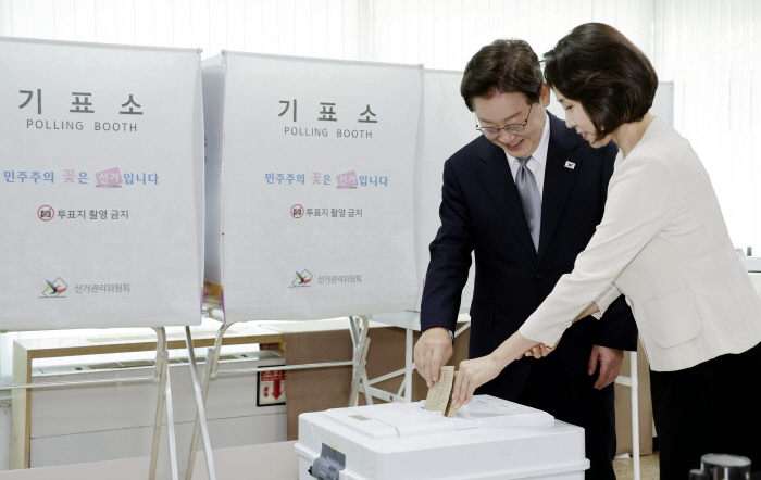 소중한 한 표 행사하는 이재명 대통령 부부