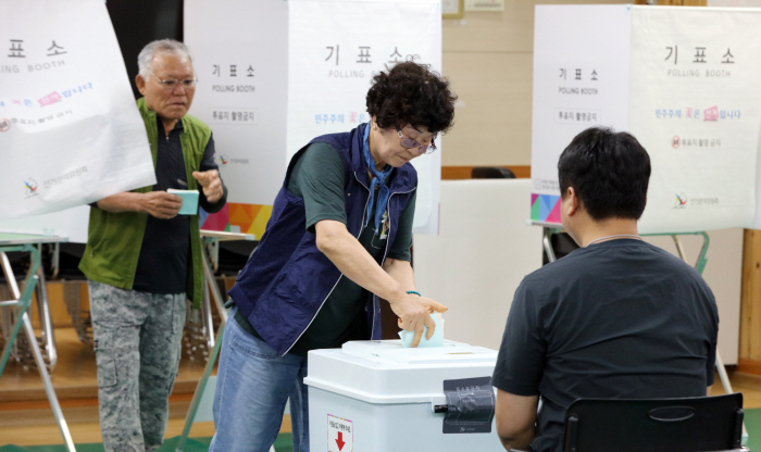 일 나가기 전 한 표 행사