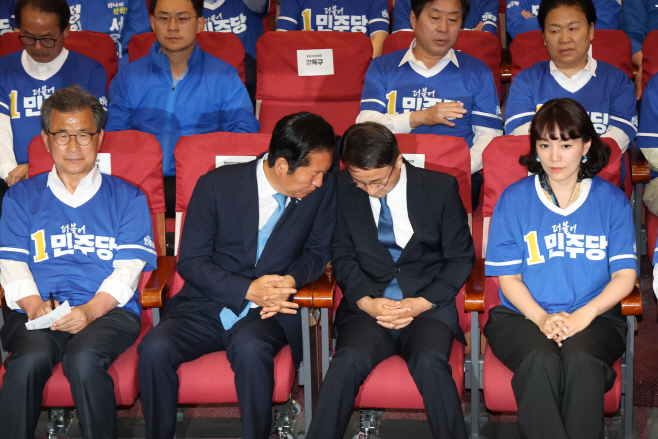 출구조사 결과에 신중한 민주당<YONHAP NO-6328>