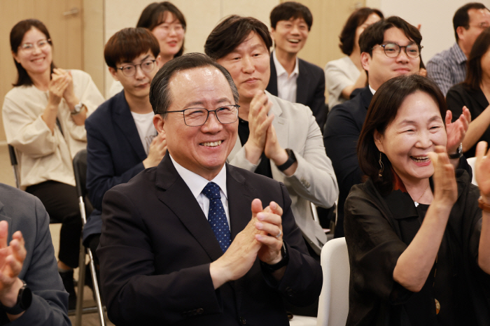 기뻐하는 김석준 부산교육감 후보