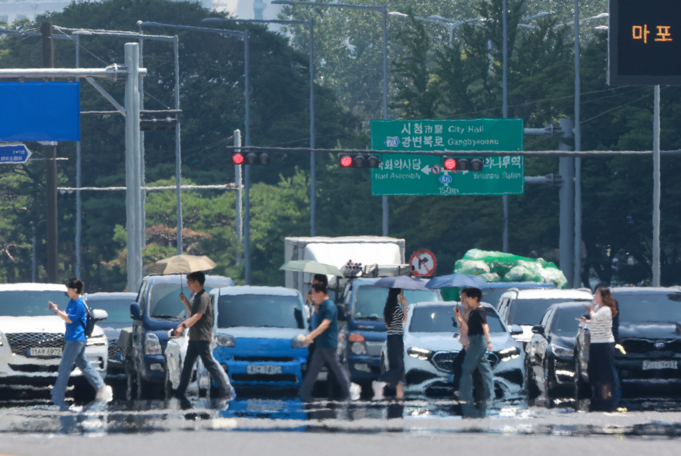계속되는 폭염, 아지랑이 피어오르는 도로<YONHAP NO-2379>