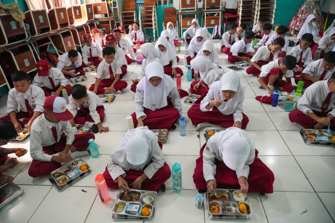 Indonesia Nutritio... <YONHAP NO-6008> (AP Photo/Tatan Syuflana)