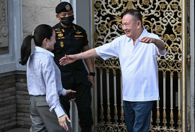 FILES-THAILAND-COURT-POLITICS <YONHAP NO-5920> (AFP)