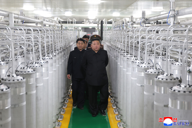 새 핵물질 생산공장 둘러보는 김정은<YONHAP NO-3494>