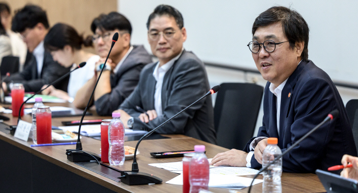 20260604-최휘영 장관 예술활동증명 제도 관련 현장행보05