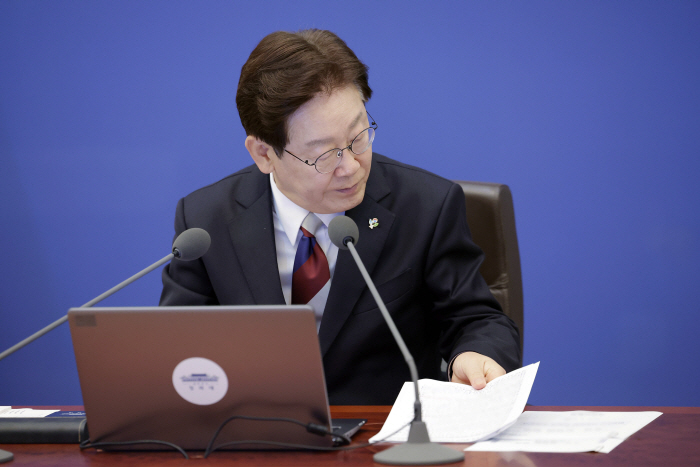 자료 살펴보는 이재명 대통령