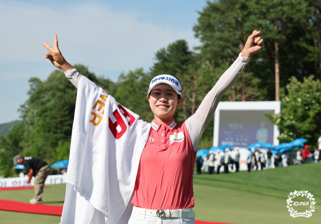 박민지, 5타차 뒤집고 MBN 여자오픈 우승…KLPGA 통산 20승 위업