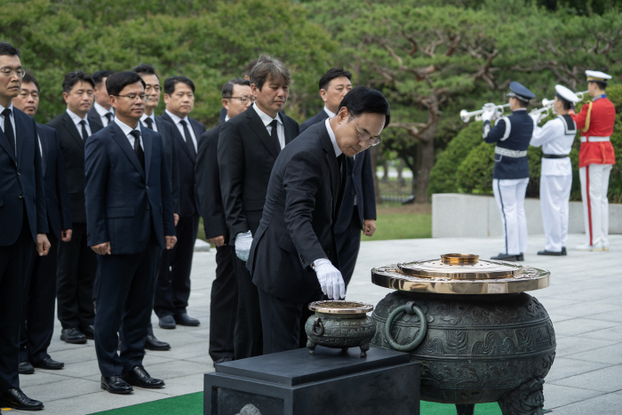 사진1. 이용배 대표이사가 순국선열·호국영령에 분향하고 있다