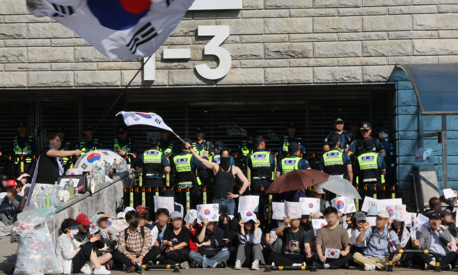 계속되는 개표소 봉쇄 시위<YONHAP NO-2622>