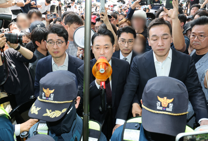 확성기 들고 발언하는 국민의힘 장동혁 대표<YONHAP NO-4956>