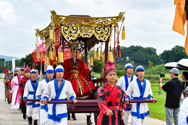 2. 주말마다 첨성대에 선덕여왕 뜬다