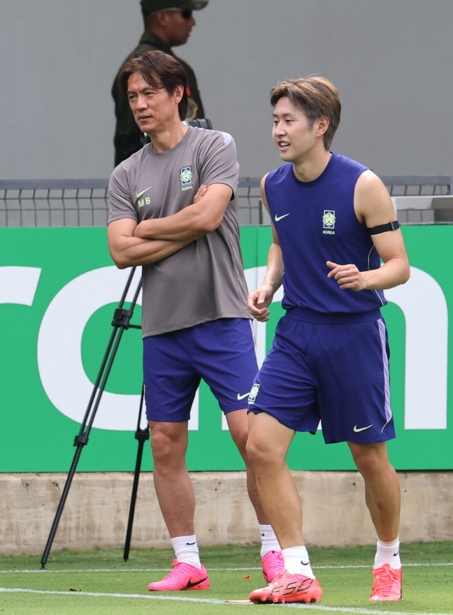 훈련 지켜보는 홍명보 감독