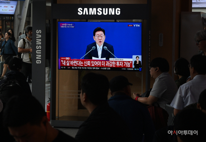 이재명 대통령 기자회견 바라보는 시민들