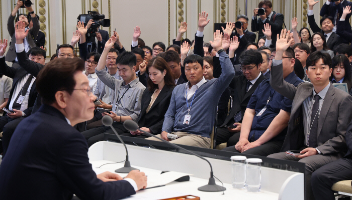 질문받는 이재명 대통령<YONHAP NO-3758>